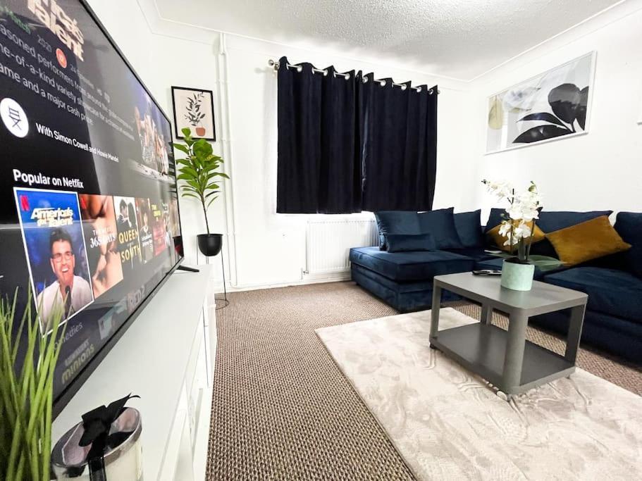 3 Bedroom House With Free Parking Chatham  Exterior photo