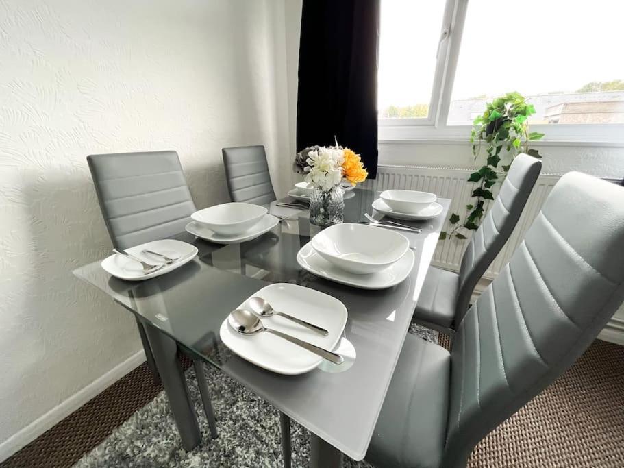 3 Bedroom House With Free Parking Chatham  Exterior photo