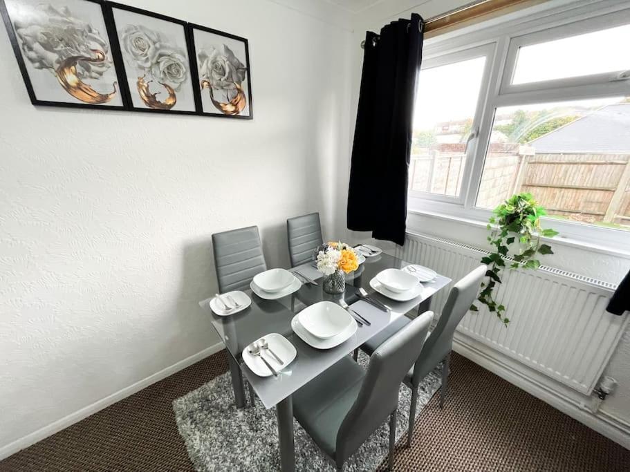 3 Bedroom House With Free Parking Chatham  Exterior photo