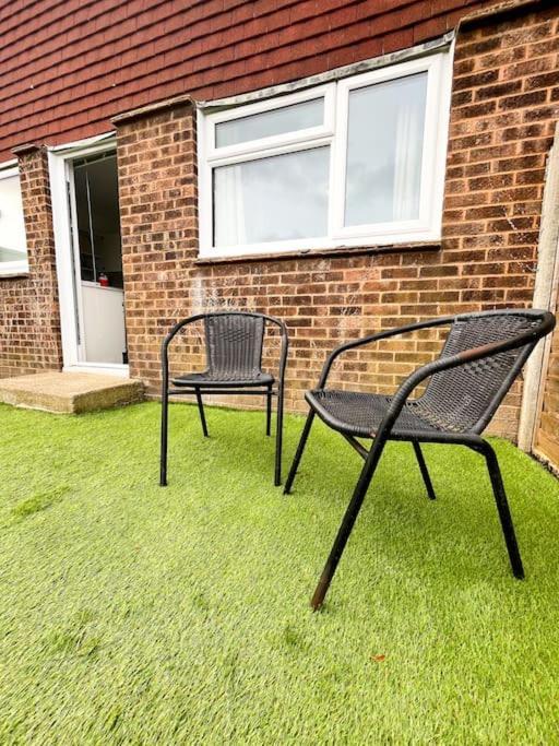 3 Bedroom House With Free Parking Chatham  Exterior photo