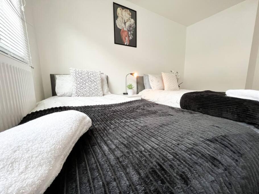 3 Bedroom House With Free Parking Chatham  Exterior photo