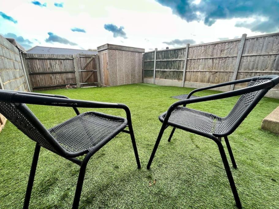 3 Bedroom House With Free Parking Chatham  Exterior photo